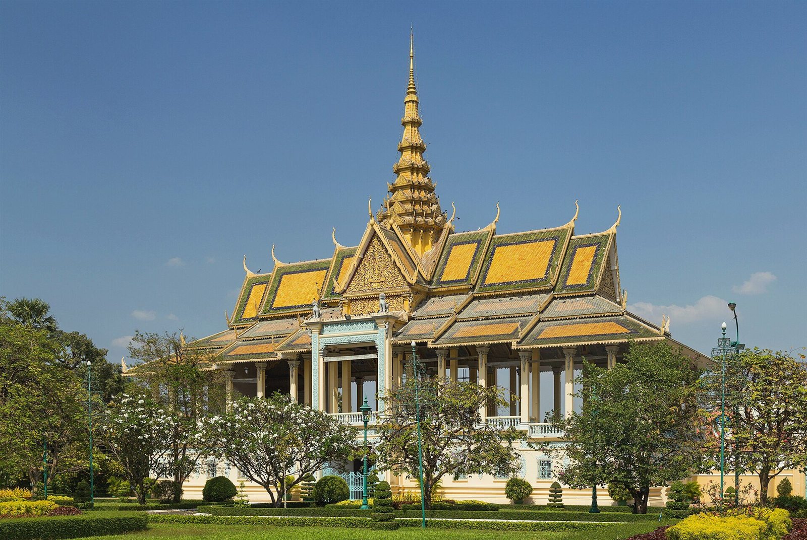 Royal Palace Phnom Penh, Cambodia — ornate golden roofs and gardens